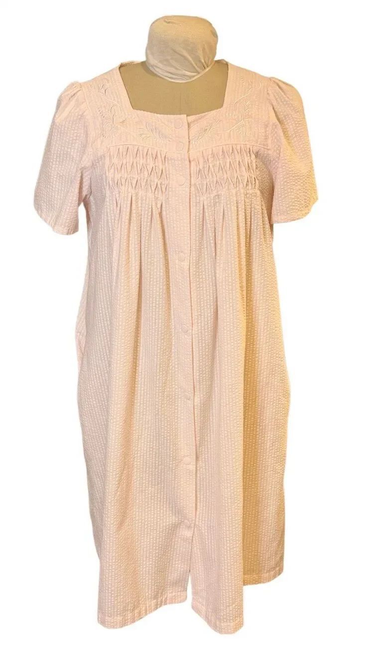 Miss Elaine Pink Seersucker Snap Front Short Robe Large Smocked Loungewear Duste